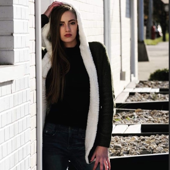 Cozy hooded Sherpa w/pockets ! - Picture 3 of 6